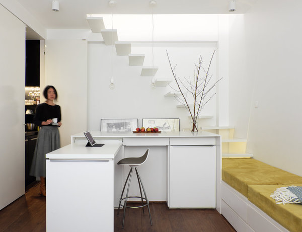 Unité inférieure à deux niveaux. Dans l’unité inférieure, le second poste de travail intégrant une tablette d’ordinateur peut être aménagé si besoin en tirant un plateau situé dans le bar. Plan de travail de l’îlot en Corian   ® Dupont de Nemours.