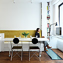 Unité inférieure à deux niveaux. Dans l’unité inférieure, une table à roulettes peut servir de table pour les repas. Le soir, quand le placard de la cuisine est ouvert et la table déplacée devant la banquette, le bureau se transforme en une salle à manger pour 6 à 8 personnes. A droite, troisième poste de travail et, au sol, une vitre pour éclairer le souplex. Unité inférieure à deux niveaux. Dans l’unité inférieure, une table à roulettes peut servir de table pour les repas. Le soir, quand le placard de la cuisine est ouvert et la table déplacée devant la banquette, le bureau se transforme en une salle à manger pour 6 à 8 personnes. A droite, troisième poste de travail et, au sol, une vitre pour éclairer le souplex.