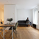 Unité supérieure sur un seul plateau. Les utilisateurs peuvent choisir entre une chambre plus grande ou une salle à manger plus grande, ou encore de faire complètement disparaître la chambre dans un cube. Unité supérieure sur un seul plateau. Les utilisateurs peuvent choisir entre une chambre plus grande ou une salle à manger plus grande, ou encore de faire complètement disparaître la chambre dans un cube.