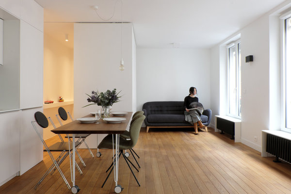 Unité supérieure sur un seul plateau. Les utilisateurs peuvent choisir entre une chambre plus grande ou une salle à manger plus grande, ou encore de faire complètement disparaître la chambre dans un cube.