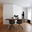 Unité supérieure sur un seul plateau. Dans l’unité supérieure, la cloison partielle cache la chambre. Elle peut se rabattre dans la journée pour augmenter le volume de la pièce de vie.