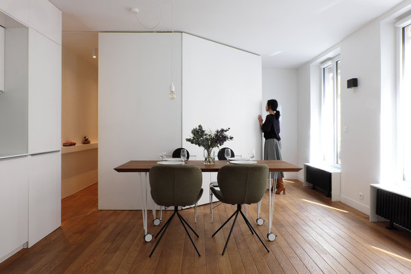 Unité supérieure sur un seul plateau. Dans l’unité supérieure, la cloison partielle cache la chambre. Elle peut se rabattre dans la journée pour augmenter le volume de la pièce de vie.