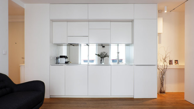 Unité supérieure sur un seul plateau. A l’étage comme au rez-de-chaussée, une cuisine de couleur blanche (Ikea) a été choisie. Ici, la crédence est composée d’un miroir qui agrandit l’espace.