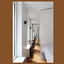 Unité supérieure sur un seul plateau. Dans l’unité d’habitation destinée à la location, vue de la chambre escamotable du niveau supérieur avec son miroir qui décuple l’espace. Unité supérieure sur un seul plateau. Dans l’unité d’habitation destinée à la location, vue de la chambre escamotable du niveau supérieur avec son miroir qui décuple l’espace.