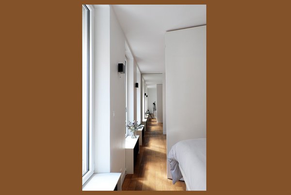 Unité supérieure sur un seul plateau. Dans l’unité d’habitation destinée à la location, vue de la chambre escamotable du niveau supérieur avec son miroir qui décuple l’espace.