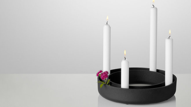 Circulaire, modèle Gloria en fonte anthracite (diamètre 24 cm x H 4,7 cm). Il peut accueillir de nombreuses bougies de diamètre et hauteurs différentes pour créer un centre de table qui renouvelle la tradition. Avec une seule bougie, il joue le style épuré. Création Norway Says pour Muuto, 79 €.
