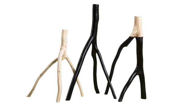 En forme de banchage, bougeoirs en bois naturel et peint en noir. Trois modèles. Création Philippe Xerri pour Rock The Kasbah, 52 €, 55 € et 65 €.