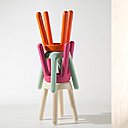 Rotoman est un tabouret en polyéthylène tatoué, des exercices auxquels le bureau de contrôle doit soumettre le plastique. Ce test industriel de rotomoulage, condamné autrefois au recyclage, est aujourd’hui devenu un siège à part entière. 7 couleurs disponibles. Création Armand Bernoud pour Maximum.