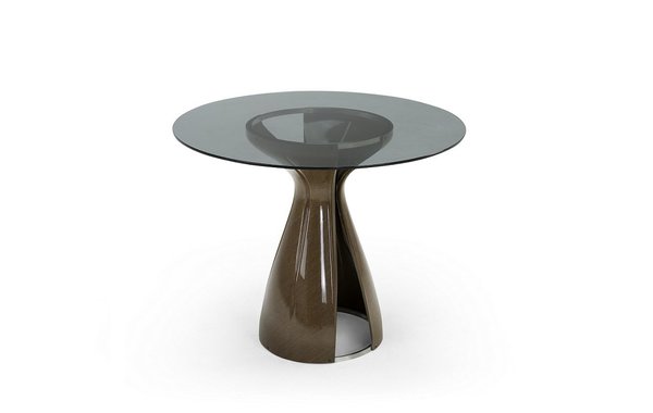 Composée de deux feuilles de fibre de lin moulé qui dessinent un piètement incurvé, table basse Codet en résine polyester d’origine biologique (60 % en renforcement de fibres de lin et 40 % de résine organique), fabriquée pour l’hôtel éponyme. Plateau en verre et base en métal. Création Jean-Philippe Nuel pour Saintluc.