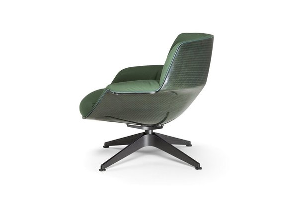 De couleur verte,  fauteuil Coach SL008, sans appui-tête, avec coque en résine polyester d’origine biologique (60 % en  renforcement de fibres de lin et 40 % de résine organique). Base en étoile en acier inoxydable et pieds en noyer. Création Jean-Marie Massaud.