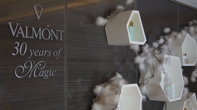 Toute la magie des produits Valmont, une marque suisse de cosmétique, l’expert en anti-âge.