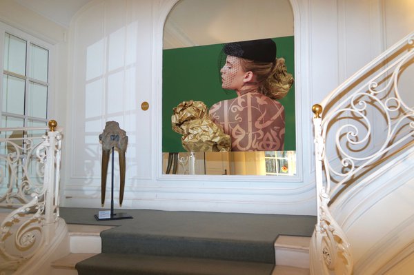 Une vue sur une photo d’art dans l’Hôtel Meurice.