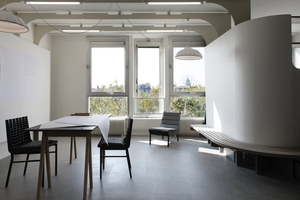 Les panneaux servent aussi au passage des câbles et permettent de multiplier les arrivées électriques.