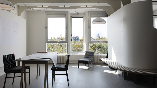 Les panneaux servent aussi au passage des câbles et permettent de multiplier les arrivées électriques.