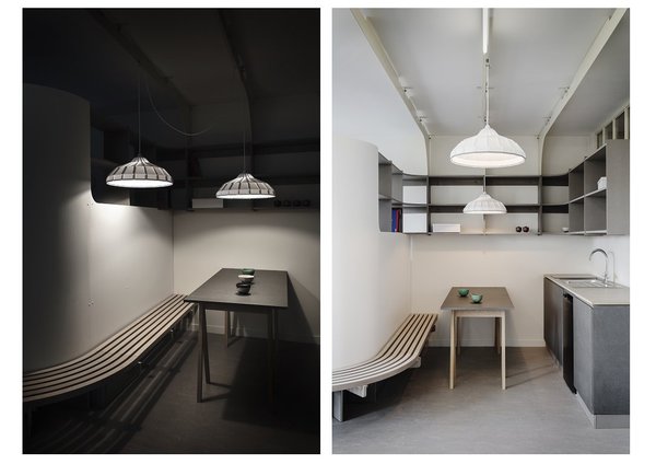 Un coin repas est aménagé dans la cuisine, équipée d’une plaque de cuisson, d’un four, d’un réfrigérateur, de rangements et d’étagères.