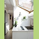 Applique murale en inox, modèle Kiyo, La Redoute Intérieurs. Plaque de cuisson vitrocéramique, modèle Möjlig 2 feux, Ikea (L 29 x P 52 cm). Evier et robinet, Castorama. Suspensions du couloir, modèle Basisk, Ikea.