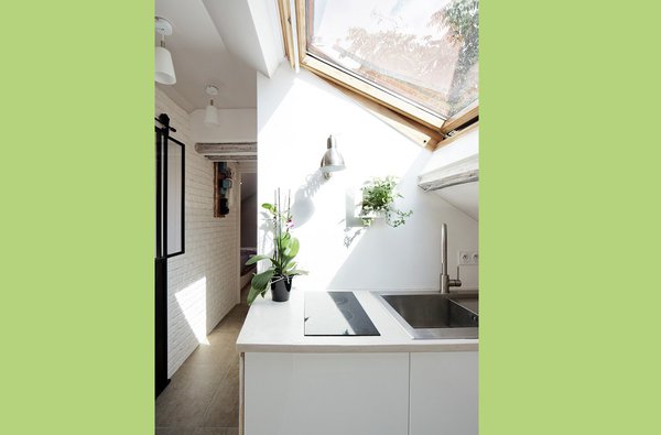 Applique murale en inox, modèle Kiyo, La Redoute Intérieurs. Plaque de cuisson vitrocéramique, modèle Möjlig 2 feux, Ikea (L 29 x P 52 cm). Evier et robinet, Castorama. Suspensions du couloir, modèle Basisk, Ikea.