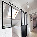 Au sol, carrelage en grès cérame, modèle On Square d’Emilceramica, couleur  sabbia (60 x 60 cm). Peinture, Ripolin, glycéro blanc et Luxens, gris doré n°6 satiné. La salle de bains est meublée avec une table de drapier, modèle Agreste, La Redoute_AM.PM. Vasque, modèle Quattro, chez Lapeyre. Radiateur, modèle Etroit, Atlantic, 300 W (L 40 x H 80 cm) et machine à laver “gain de place”, Candy Aqua 1042D1(H 70 x L 51 x P 46 cm) cachée sous le rideau.