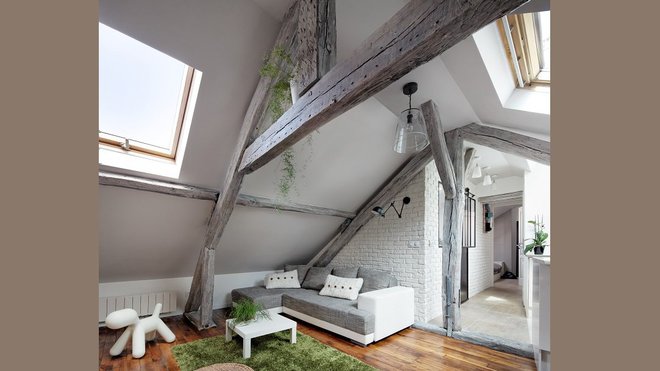 Après sablage, les poutres ont été recouvertes d’un badigeon couleur blanc coton (Lubéron). Des briques de parement blanches, modèle Manhattan chez Modulo, dessinent une ambiance de loft.