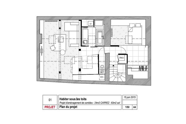 Plan de l’appartement sous combles: la chambre a été aménagée face à l’entrée. Sans porte, elle facilite la communication dans le couloir étroit. De même, l’espace cuisine, délimité simplement par des meubles et donnant sur le séjour ainsi que l’usage d’une porte coulissante pour la salle de bains évitent les déperditions d’espace dûes au dégagement des ouvertures.