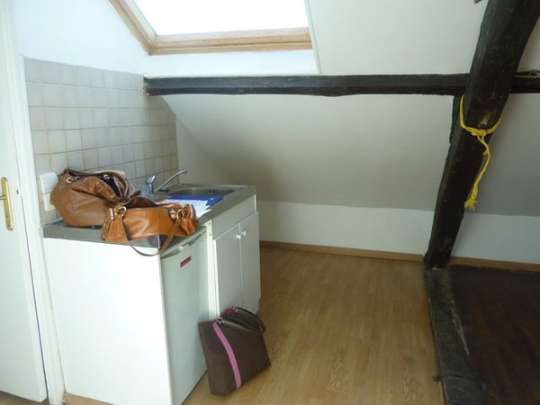 Avant les travaux: l’ancienne cuisine, sans rangements adaptés, faisait office de verrue dans le séjour.