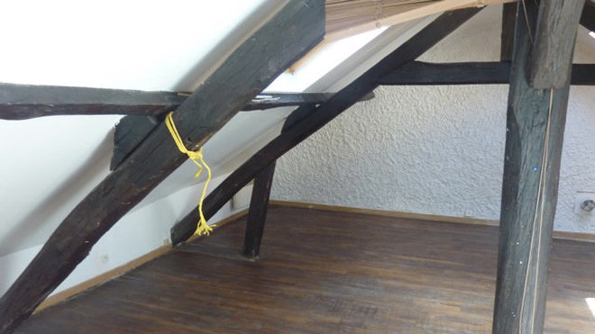 Avant les travaux: le plancher et les poutres noircies assombrissaient l’espace ne mettaient pas en valeur le grand plateau du séjour.