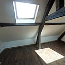 Avant les travaux: les murs recouverts d’un crépi accentuaient le côté rustique et démodé du lieu.