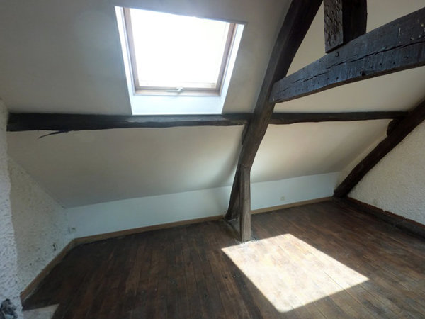 Avant les travaux: les murs recouverts d’un crépi accentuaient le côté rustique et démodé du lieu.