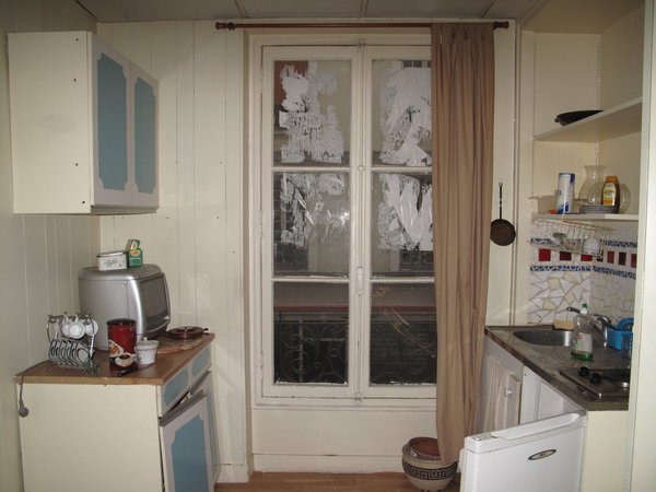 Avant travaux. Au premier étage, l’ancienne cuisine vétuste de l’appartement autrefois cloisonné.