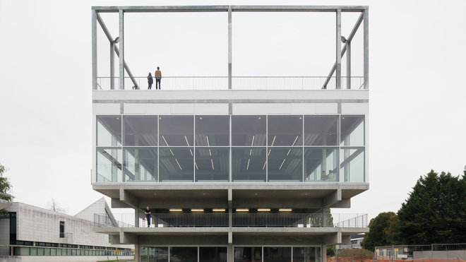 « Lieu de vie », réalisé par l’agence d’architecture Muoto, est une structure minimale et robuste. Telle une « étagère urbaine », accessible à tous les visiteurs du campus 24 heures sur 24, elle s’organise verticalement avec un empilement d’activités.