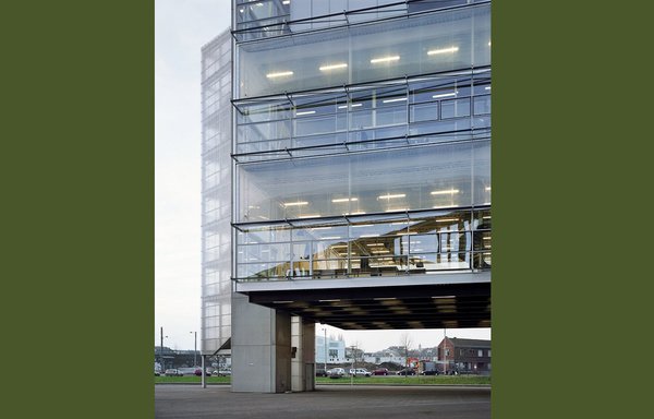 La MIR propose un parcours qui débute au rez-de-chaussée, place couverte et résolument publique, qui se prolonge dans les étages. Le bâtiment décollé du sol offre un vaste parvis ouvert sur toutes ses faces, conçu comme un prolongement de l’espace public et véritable lieu de vie. Création Theriot de l’agence d’architecture Bruther.