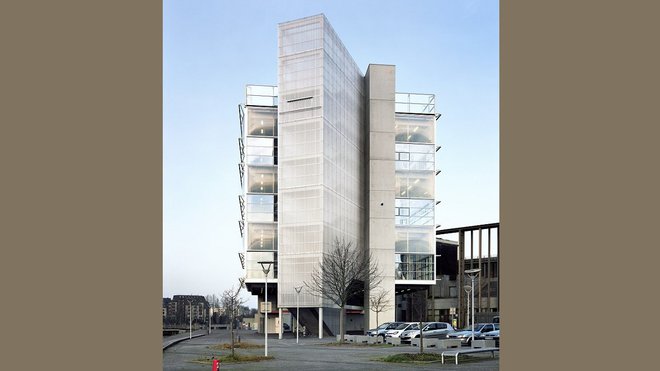 Le bâtiment culminant à 30 mètres offre un plan libre de trois plateaux de 520 m² qui flottent au-dessus du sol. Ils sont reliés par un ascenseur largement ouvert mettant progressivement en relation le sol de la Ville et son ciel. Ces trois espaces contenus dans la même enveloppe fonctionnent en toute indépendance. Création Theriot de l’agence d’architecture Bruther.