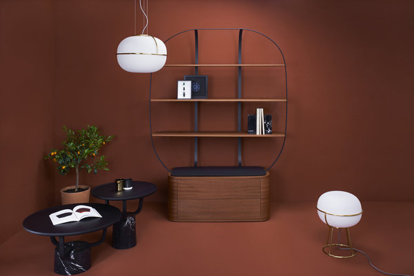 Bibliothèque Klec L, grand modèle (L 140 x P 45 x H 192 cm) avec partie basse et étagères en acajou finition mate et structure en métal laqué noir. Luminaires L 88, version lampe de table et suspension. Tables basses Hansel et Gretel indoor en chêne noir finition mate avec socle en marbre Marquina finition polie (55 x H 50 cm et 70 x H 37,5 cm). Création Pierre Dubourg pour Monolithe.