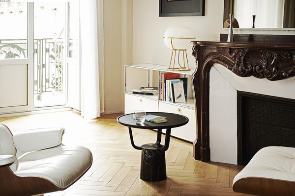 Dans un univers qui mêle design et tradition, lampe L 88 en verre soufflé et structure en laiton brossé et table d’appoint Hansel en chêne noir finition mate et socle en marbre Marquina finition polie. Création Julie Pfilgersdorffer et Pierre Dubourg pour Monolithe.