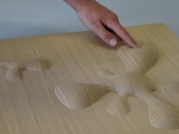 Système breveté depuis 2010, ce placage de chêne gonflable à motif réversible permet notamment de réaliser des panneaux décoratifs pour les murs par assemblage de quatre éléments formant une composition de 1,20 mètre de côté. Collection « Airwood », création ARCA.