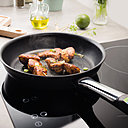 Equipée d’un capteur de température dans son fond, la poêle My Cooking Guide permet de maîtriser la cuisson des aliments. Création Groupe Seb interne et Normal Studio.