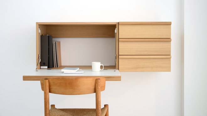 Gain de place, un secrétaire mural en chêne avec porte abattante qui sert de plan de travail et 3 tiroirs de rangement latéraux. Création et édition Bautier, 2015. Gain de place, un secrétaire mural en chêne avec porte abattante qui sert de plan de travail et 3 tiroirs de rangement latéraux. Création et édition Bautier, 2015.