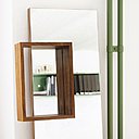 Miroirs muraux avec cadre plaqué de cerisier et tablette en merisier massif (H 163 x l 35 cm). Modèles Frames, création Marina Bautier, édités par Ligne Roset, 2007.