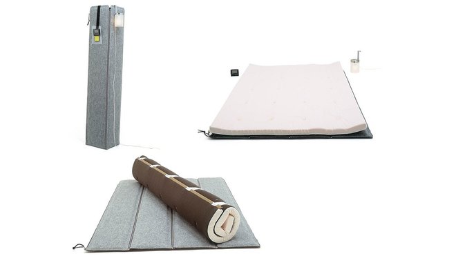 Alternative au canapé clic-clac, Quand Jim monte à Paris est une colonne d’hospitalité équipée d’une fermeture à glissière. A hauteur d’homme, on en dégage d’abord les quatre côtés de ce qui peut devenir un paravent ou un tapis, puis on s’empare du matelas roulé. Une fois ce dernier libéré des scratchs qui le retenaient en rouleau, on peut le poser à terre. Le lit est fait pour l’invité ! En aiguilleté de feutre et mousse bi-densité. Création Matali Crasset éditée par Domeau et Pérès.