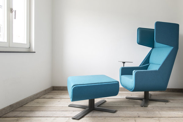 Pour s’isoler seul ou à plusieurs, BuzziMe est un fauteuil à oreilles avec repose-pieds recouverts de feutre. La matière absorbe le bruit environnant. Création Axel Enthoven pour BuzziSpace.