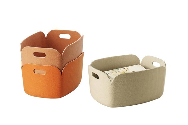 Polyvalent et pratique avec ses anses intégrées, panier fourre-tout de rangement Restore en feutre, principalement fabriqué à partir de fibres extraites de bouteilles de plastique recyclées. 10 coloris disponibles. Création Muuto.