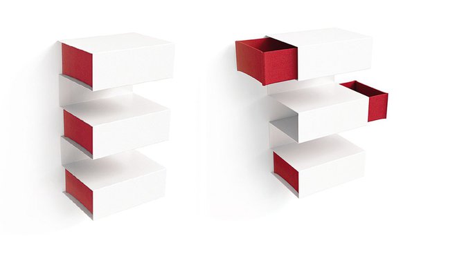 Lombard, rangement composé de 5 étagères en acier avec tiroirs feutre rouge ou bleu. Création Konstantin Slawinski.