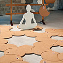 Pour composer un sol d’intérieur ou d’extérieur, isolant, anti-bactérien et imputrescible, modules en liège Tatami fabriqués à partir de pains moulés, originellement fabriqués pour des pièces mécaniques à usage militaire. Usinés mécaniquement et tournés à la main, ils ont été transformés en pièces d’un puzzle pour composer une surface chaleureuse et douce, Liège aggloméré fourni par HPK. Création Vincent Poujardieu. Pour composer un sol d’intérieur ou d’extérieur, isolant, anti-bactérien et imputrescible, modules en liège Tatami fabriqués à partir de pains moulés, originellement fabriqués pour des pièces mécaniques à usage militaire. Usinés mécaniquement et tournés à la main, ils ont été transformés en pièces d’un puzzle pour composer une surface chaleureuse et douce, Liège aggloméré fourni par HPK. Création Vincent Poujardieu.