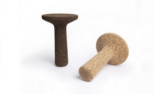 Avec sa forme conique bout-à-cul du garçon vacher et culbuto de notre enfance, tabouret monopode Buto en liège couleur naturelle ou brun torréfié. Création Antoine Phelouzat, avec la collaboration de Agglolux – CBL.