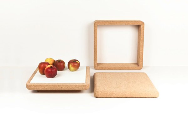 Permettant d’amener à maturité des fruits ou légumes un peu verts, à maturation, hors du réfrigérateur, boîte et coupe à fruits en liège aggloméré avec plateau amovible et lavable en résine minérale Staron TM. Elle peut aussi servir pour présenter et servir des fruits ou des pâtisseries. Création Nicolas Lanno Design, collection O.F.F (Organic French Furniture).
