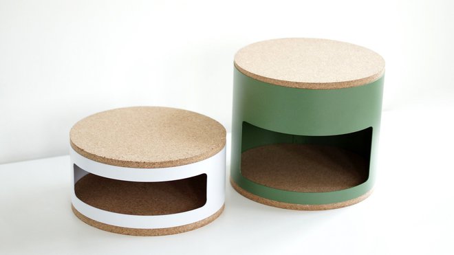 Multifonction et empilables par simple emboîtement, conteneurs cylindriques Kork en liège issu du recyclage des bouchons de bouteilles de vin et acier laqué. 3 couleurs (bleu, jaune ou blanc) et trois hauteurs. Création Two designers éditée par Linadura.
