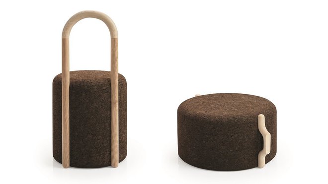 En liège couleur chocolat et bois de frêne, chaise et pouf-table de la ligne Omega. Collection Sustenaible, création Toni Grillo pour Blackcorck avec la collaboration de Sofalca.