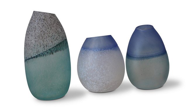Inspiration naturelle et minérale pour ces vases en verre qui reprennent la forme, la couleur et la texture des galets. Création Annette Meech et Christopher Williams pour le studio Glasshouse de Sivignon chez Empreintes. Inspiration naturelle et minérale pour ces vases en verre qui reprennent la forme, la couleur et la texture des galets. Création Annette Meech et Christopher Williams pour le studio Glasshouse de Sivignon chez Empreintes.