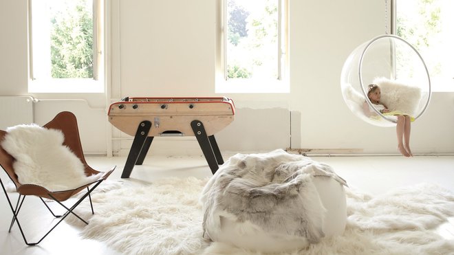 Ambiance immaculée et sereine comme un paysage de neige intérieure. Sol nappée de tapis en peaux de renne et de mouton islandais disponibles en plusieurs dimensions (80 x 100 cm à 175 x 200 cm). Création Maison de vacances. Ambiance immaculée et sereine comme un paysage de neige intérieure. Sol nappée de tapis en peaux de renne et de mouton islandais disponibles en plusieurs dimensions (80 x 100 cm à 175 x 200 cm). Création Maison de vacances.