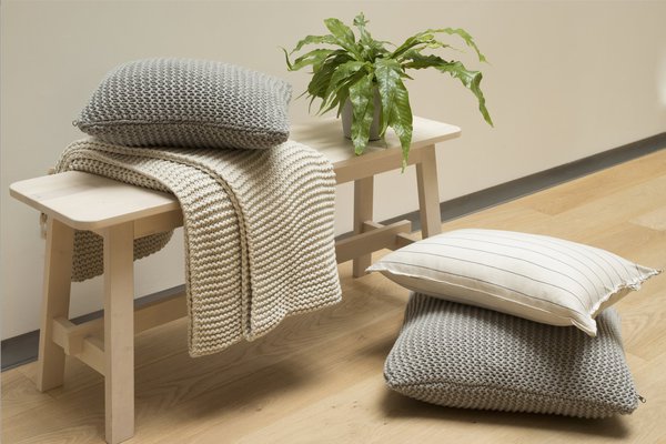 Coloris neutres pour ce plaid et ces coussins tricotés au point mousse en 100 % coton naturel. Création Mikmax pour Le Centre Elément.